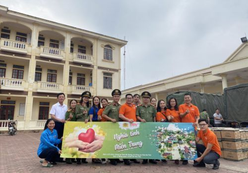 The Chairman of Blue Engineering De Vietnam  Development Investment Co., Ltd joins hands with Ha Tinh people to overcome adversity